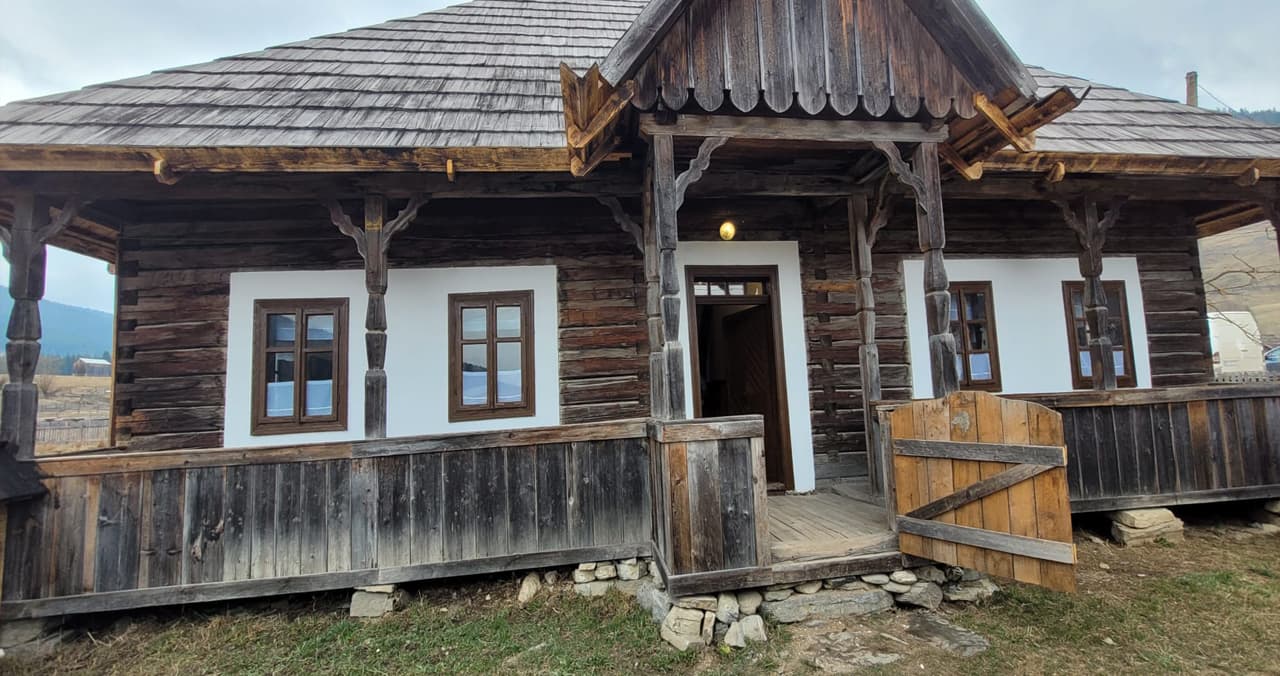 Cele 8 case tradiționale din Ciocănești